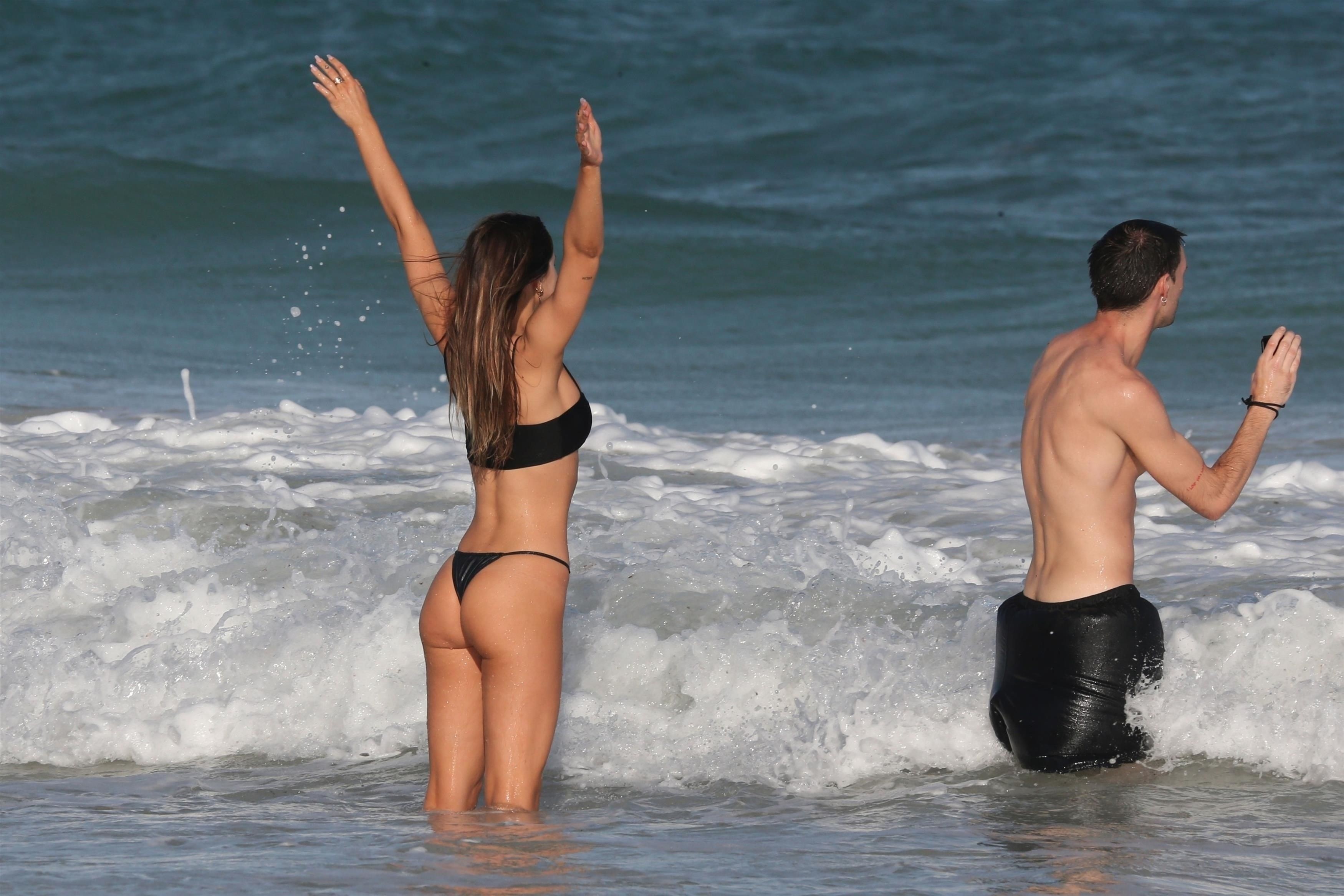 alexis ren sexy bikini ass 4